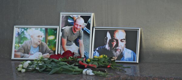 Цветы у Дома журналиста в память о троих убитых в Центрально-Африканской Республике журналистах - Sputnik Таджикистан