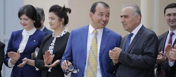 Министр культуры Таджикистана Шамсиддин Орумбекзода с узбекскими артистами - Sputnik Тоҷикистон