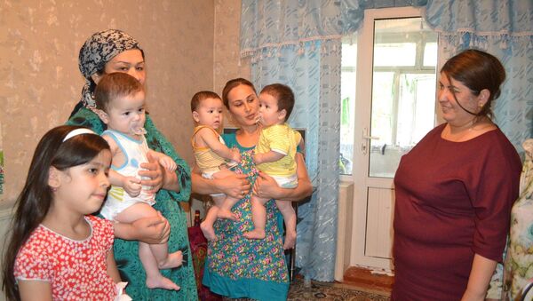 Мэрия города Худжанда помогла многодетной семье материально - Sputnik Тоҷикистон