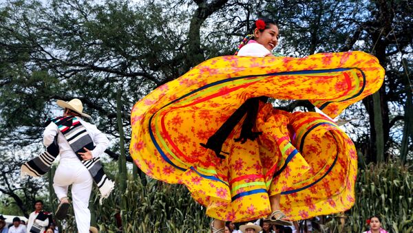 Танцовщица выступает на городской площади в рамках праздника Guelaguetza в Мексике - Sputnik Таджикистан
