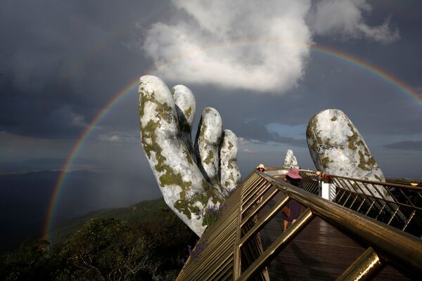 150-метровый Золотой мост Cau Vang в городе Ba Na Hills, Вьетнам - Sputnik Таджикистан