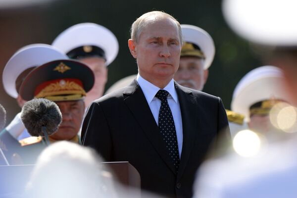 Президент РФ Владимир Путин на праздновании Дня ВМФ России в Санкт-Петербурге - Sputnik Таджикистан
