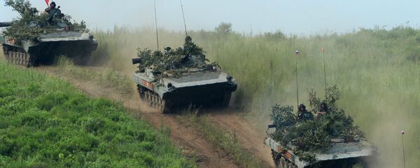 Боевые машины пехоты совершают марш перед преодолением водной преграды по понтонному мосту во время показных учений 5-й общевойсковой армии по форсированию водных преград на Сергеевском полигоне в Приморском крае Боевые машины пехоты совершают марш перед преодолением водной преграды по понтонному мосту во время показных учений 5-й общевойсковой армии по форсированию водных преград на Сергеевском полигоне в Приморском крае - Sputnik Тоҷикистон