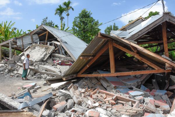 Разрушенные в результате сильного землетрясения дома в Ломбоке, Индонезия - Sputnik Таджикистан