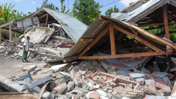 Разрушенные в результате сильного землетрясения дома в Ломбоке, Индонезия - Sputnik Тоҷикистон