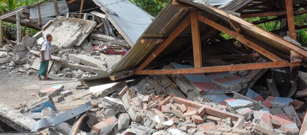 Разрушенные в результате сильного землетрясения дома в Ломбоке, Индонезия - Sputnik Тоҷикистон