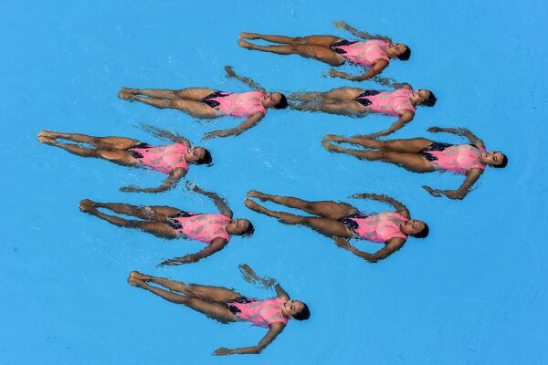 Колумбийская команда по синхронному плаванию на Играх Центральной Америки и Карибского бассейна в колумбийском городе Барранкилье - Sputnik Таджикистан