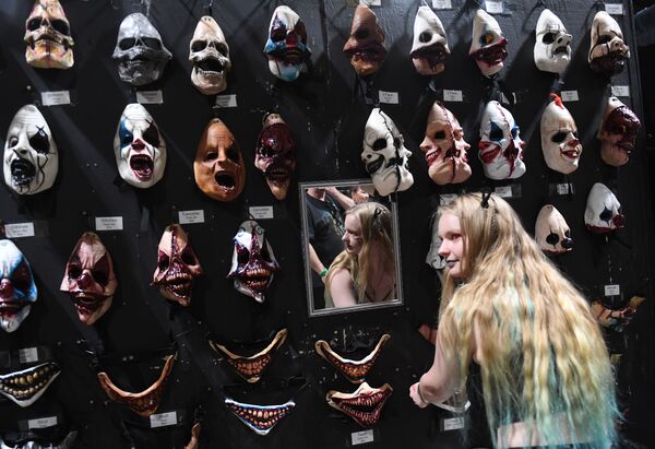 Страшные маски на стенде во время ежегодной конвенции Midsummer Scream Horror Convention в калифорнийском городе Лонг-Биче - Sputnik Таджикистан