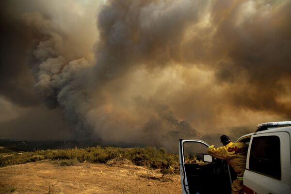 Начальник калифорнийской пожарной части координирует тушение лесных пожаров с вертолетов в районе Лейкпорта, США - Sputnik Таджикистан