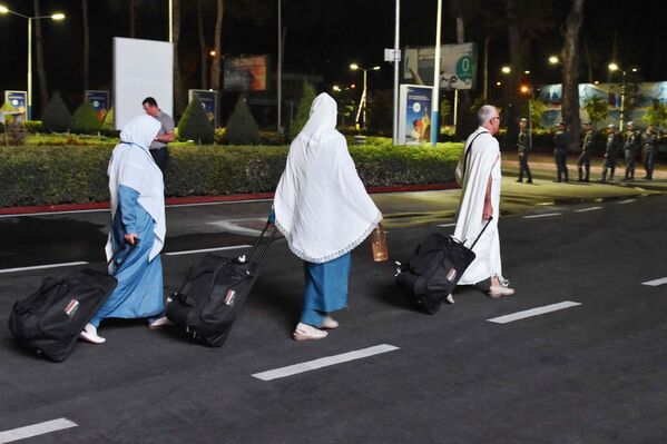 Аэропорт мекка. Аэропорт Мекка Саудовская Аравия. Паломники в аэропорту. Мусульмане в аэропорту.