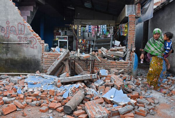 Разрушения в результате землетрясения на острове Ломбок в Индонезии - Sputnik Таджикистан