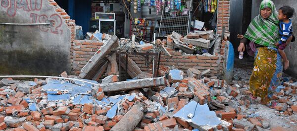 Разрушения в результате землетрясения на острове Ломбок в Индонезии  - Sputnik Тоҷикистон