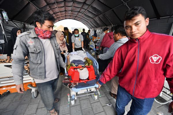 Эвакуация пострадавших в результате землетрясения на острове Ломбок в Индонезии - Sputnik Таджикистан