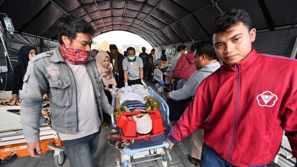 Эвакуация пострадавших в результате землетрясения на острове Ломбок в Индонезии - Sputnik Таджикистан