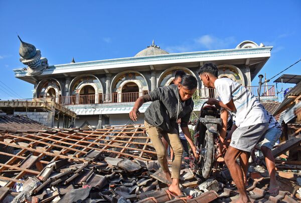 Пострадавшие в результате землетрясения на острове Ломбок в Индонезии - Sputnik Таджикистан