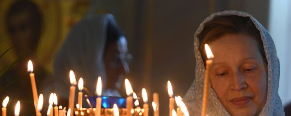 Верующая во время божественной литургии - Sputnik Таджикистан