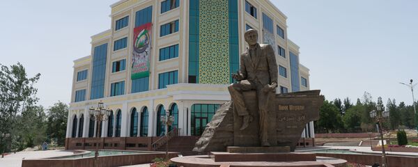 Памятник Лоику Шерали в городе Пенджикент, архивное фото - Sputnik Тоҷикистон