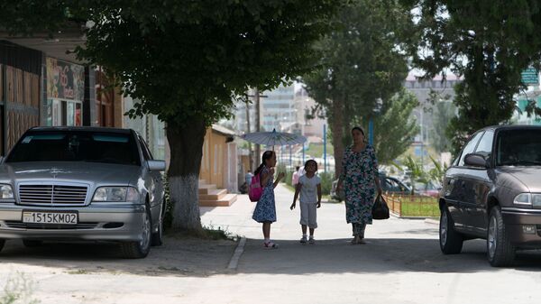 Жители Таджикистана на улице летом, архивное фото - Sputnik Тоҷикистон