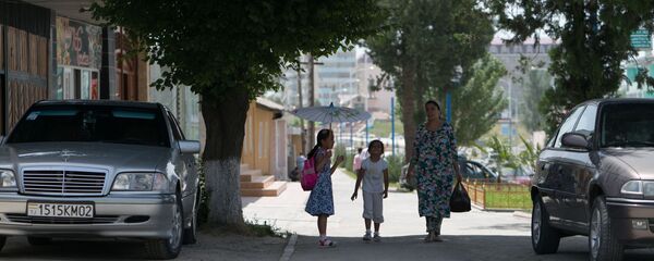 Жители Таджикистана на улице летом, архивное фото - Sputnik Тоҷикистон