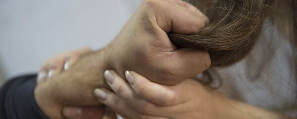 Мужчина тянет за волосы женщину, архивное фото - Sputnik Таджикистан