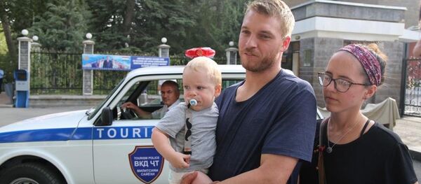 Милисаҳо ба гардишгари хориҷӣ кӯмак расониданд - Sputnik Таджикистан