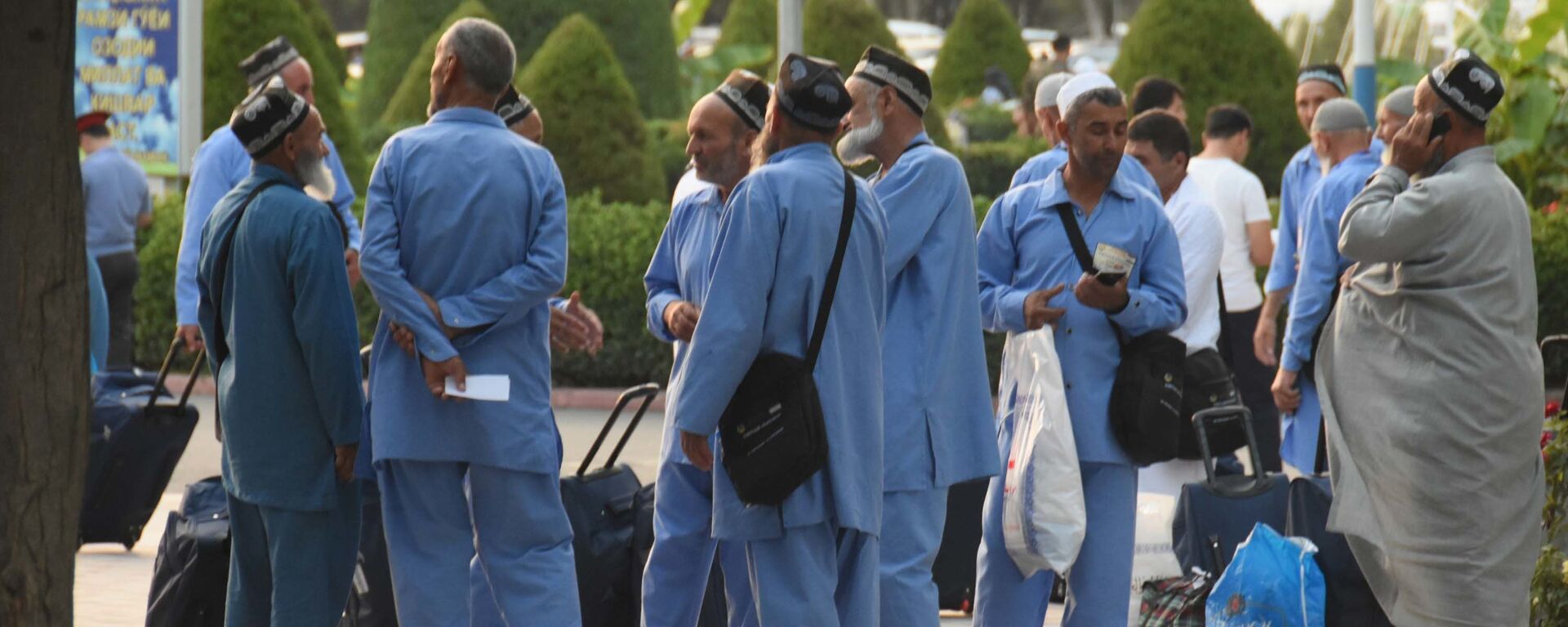 Таджикские мусульмане отправляются в хадж из аэропорта в Душанбе, архивное фото - Sputnik Тоҷикистон, 1920, 20.06.2022