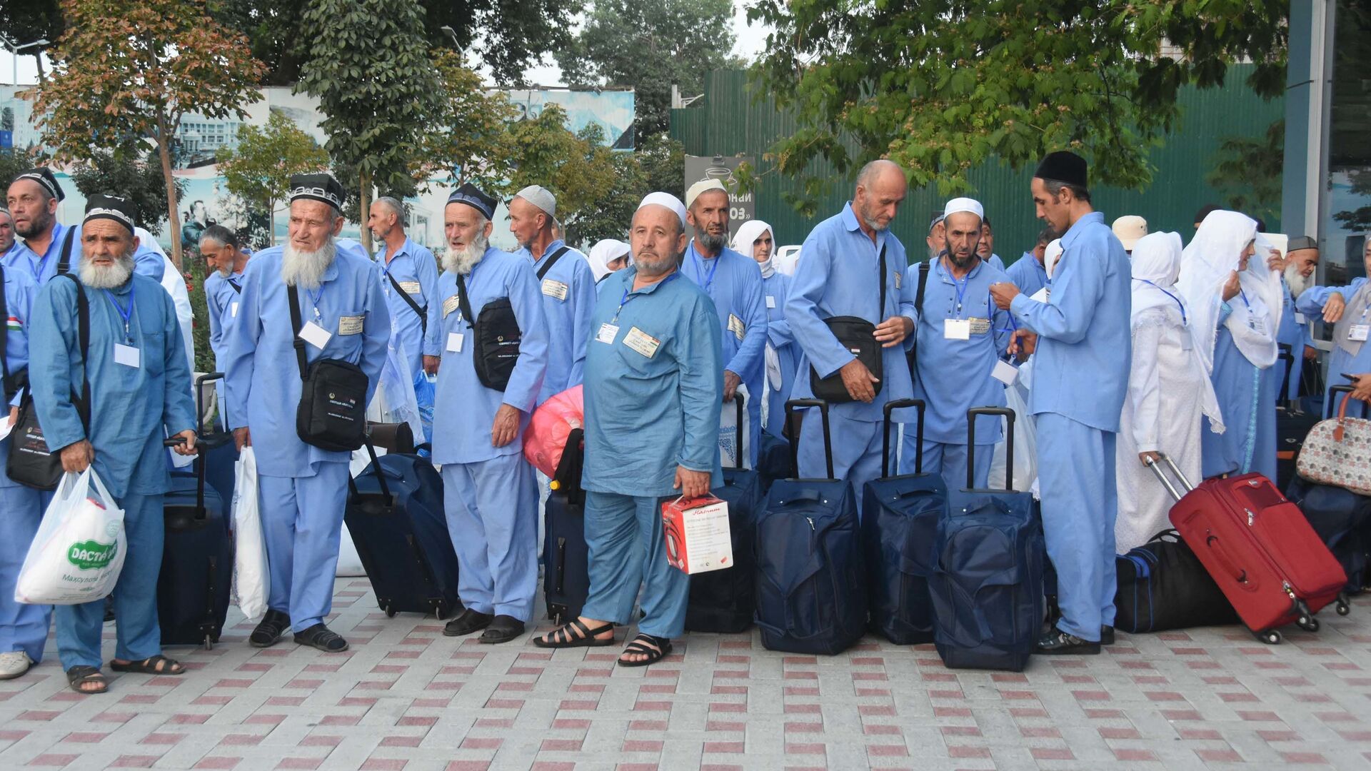 Таджикские мусульмане отправляются в хадж из аэропорта в Душанбе, архивное фото - Sputnik Тоҷикистон, 1920, 17.07.2022