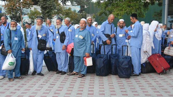 Таджикские мусульмане отправляются в хадж из аэропорта в Душанбе, архивное фото - Sputnik Тоҷикистон