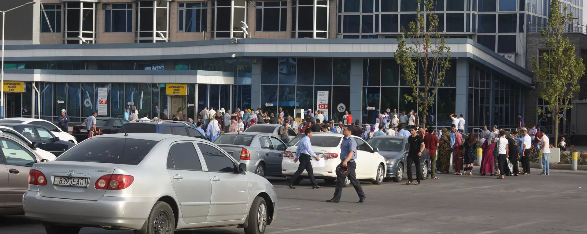 Таджикские мусульмане отправляются в хадж из аэропорта в Душанбе, архивное фото - Sputnik Тоҷикистон, 1920, 27.03.2021