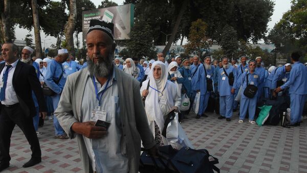 Таджикские мусульмане отправляются в хадж из аэропорта в Душанбе, архивное фото - Sputnik Таджикистан