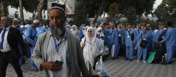 Таджикские мусульмане отправляются в хадж из аэропорта в Душанбе, архивное фото - Sputnik Таджикистан