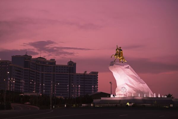 Памятник второму президенту Туркменистана Гурбангулы Бердымухамедову  Аркадаг в Ашхабаде - Sputnik Таджикистан