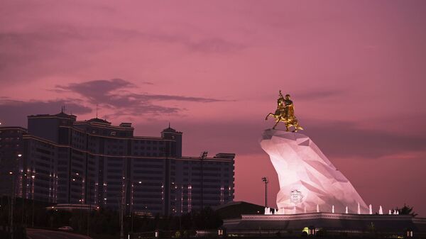 Памятник второму президенту Туркменистана Гурбангулы Бердымухамедову  Аркадаг в Ашхабаде - Sputnik Таджикистан