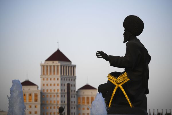Скульптура народного героя Туркменистана у монумента Независимости Туркменистана в Ашхабаде - Sputnik Таджикистан