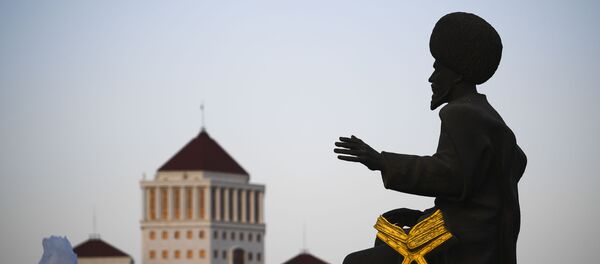 Скульптура народного героя Туркменистана у монумента Независимости Туркменистана в Ашхабаде - Sputnik Тоҷикистон