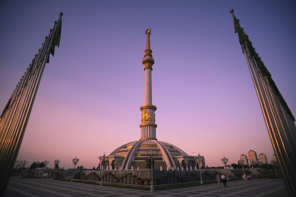 Монумент Независимости Туркменистана в Ашхабаде, архивное фото - Sputnik Таджикистан