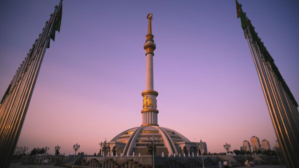 Монумент Независимости Туркменистана в Ашхабаде, архивное фото - Sputnik Тоҷикистон