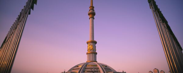 Монумент Независимости Туркменистана в Ашхабаде, архивное фото - Sputnik Таджикистан