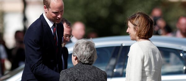 Принц Уильям и Тереза Мэй. 8 августа 2018 года - Sputnik Таджикистан