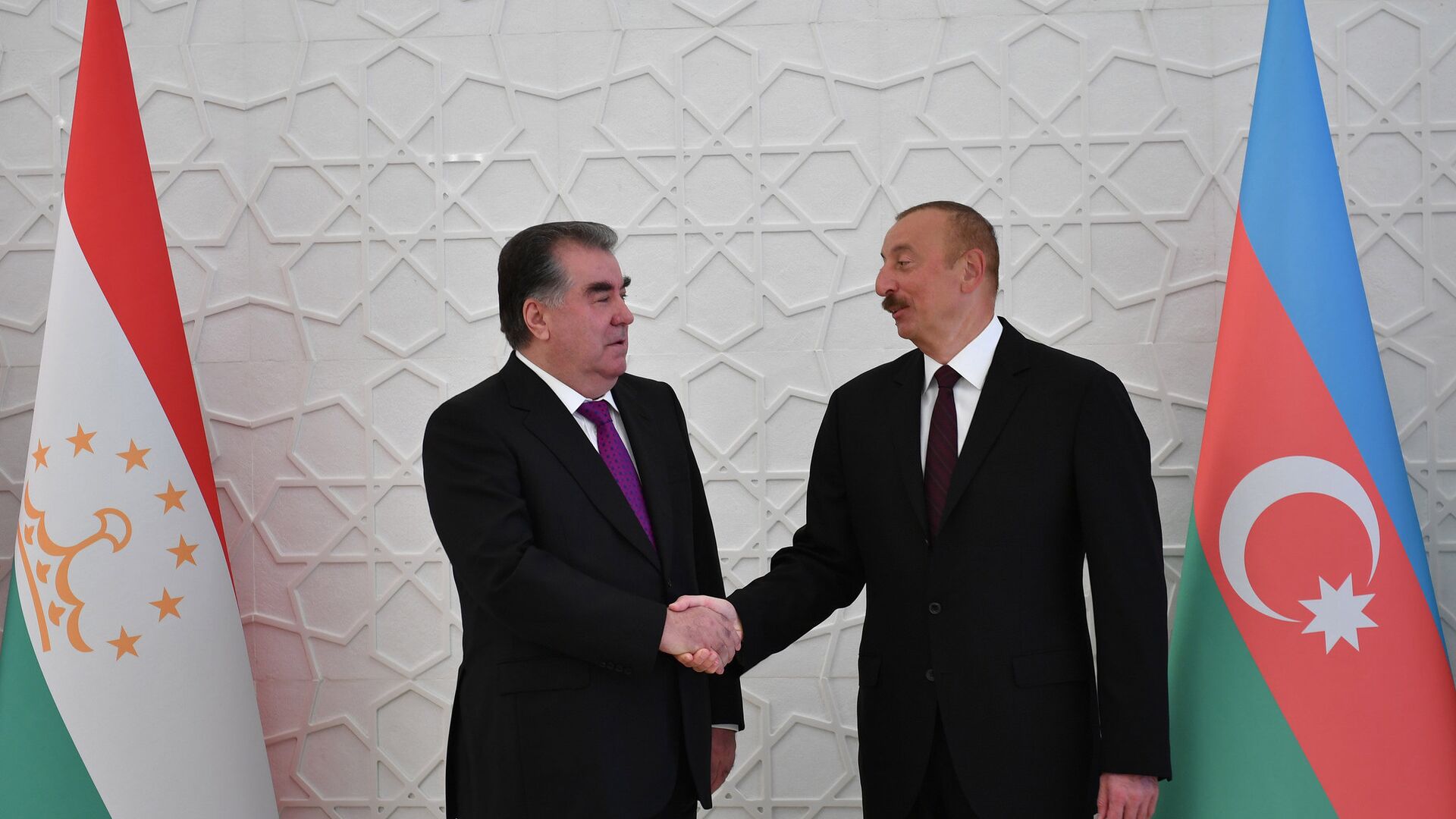 Президент Азербайджана Ильхам Алиев и президент Таджикистана Эмомал Рахмон - Sputnik Таджикистан, 1920, 24.12.2021