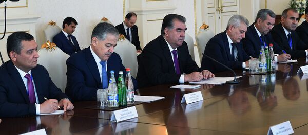 Президент Таджикистана Эмомал Рахмон на встрече с президентом Азербайджана Ильхам Алиевым - Sputnik Тоҷикистон