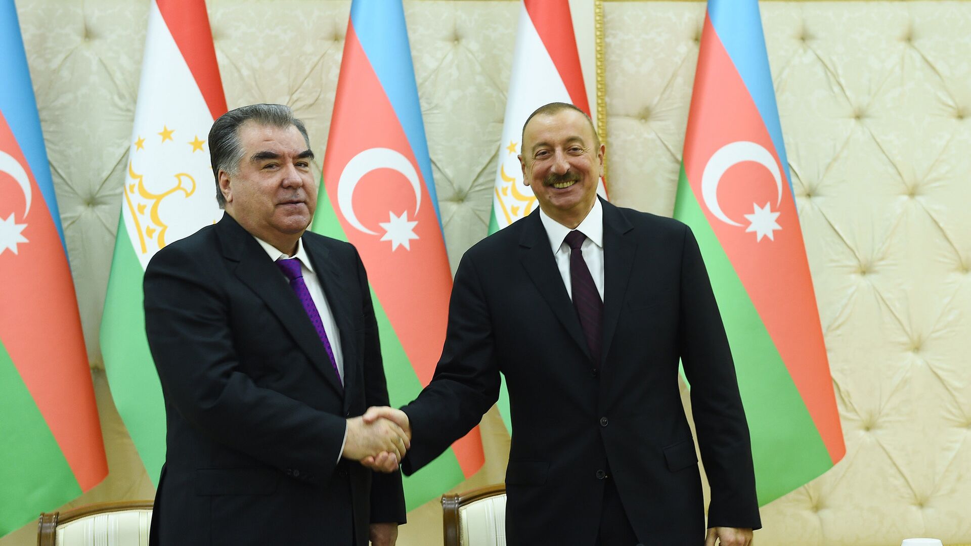 Президент Азербайджана Ильхам Алиев и президент Таджикистана Эмомал Рахмон - Sputnik Таджикистан, 1920, 29.05.2022