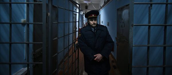 Сотрудник УФСИН на территории исправительной колонии, архивное фото - Sputnik Тоҷикистон