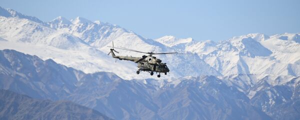 Вертолет Ми-8 в горах, архивное фото - Sputnik Тоҷикистон