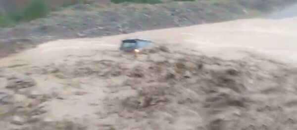 На юге Кыргызстана сель накрыл автомобиль с людьми На юге Кыргызстана сель накрыл автомобиль с людьми - Sputnik Тоҷикистон