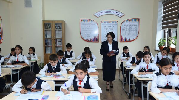 Ученики школы в Душанбе - Sputnik Тоҷикистон