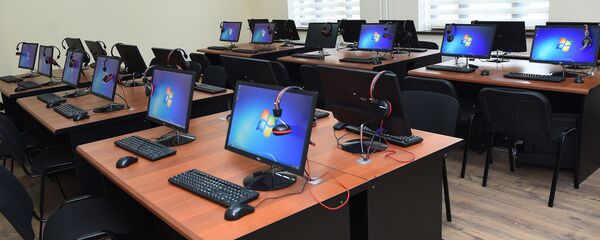 Компьютерный класс в школе, архивное фото Компьютерный класс в школе, архивное фото - Sputnik Тоҷикистон