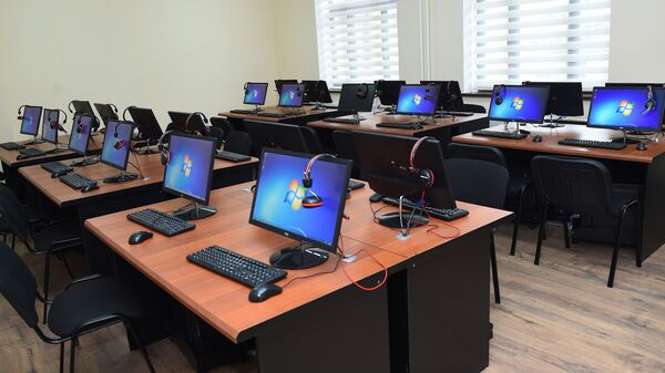 Компьютерный класс в школе, архивное фото - Sputnik Тоҷикистон