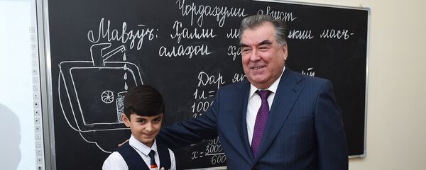 Эмомали Рахмон с учеником средней школы, архивное фото Эмомали Рахмон с учеником средней школы, архивное фото - Sputnik Таджикистан