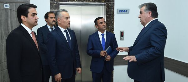 Эмомали Рахмон и Рустам Эмомали открыли больницу, архивное фото Эмомали Рахмон и Рустам Эмомали открыли больницу, архивное фото - Sputnik Тоҷикистон